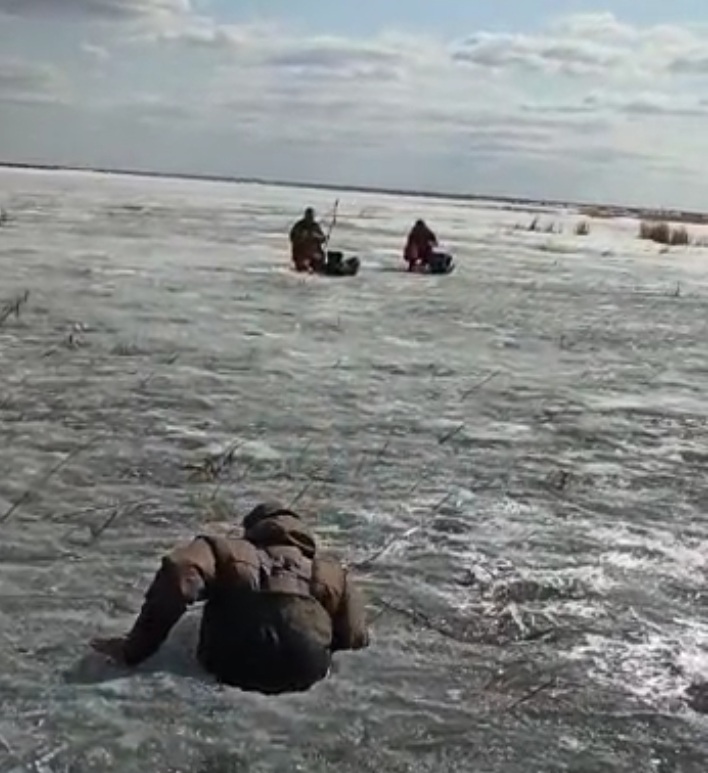 Месяц на воде. Гибель на воде внимание. Паданка на воде. Пнападерпвья на воде.